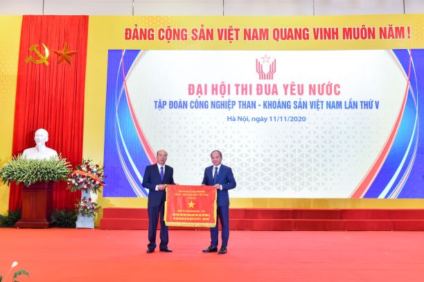 Chủ tịch HĐTV TKV -  Lê Minh Chuẩn trao cờ Giải nhất Hội thi thợ giỏi cho  Đồng chí Trần Mạnh Cường - Giám đốc Công ty than Dương Huy - TKV.